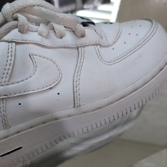 Nike Air Force 1 Leather White Sneakers Youth Size 9 Unisex - Picture 9 of 15